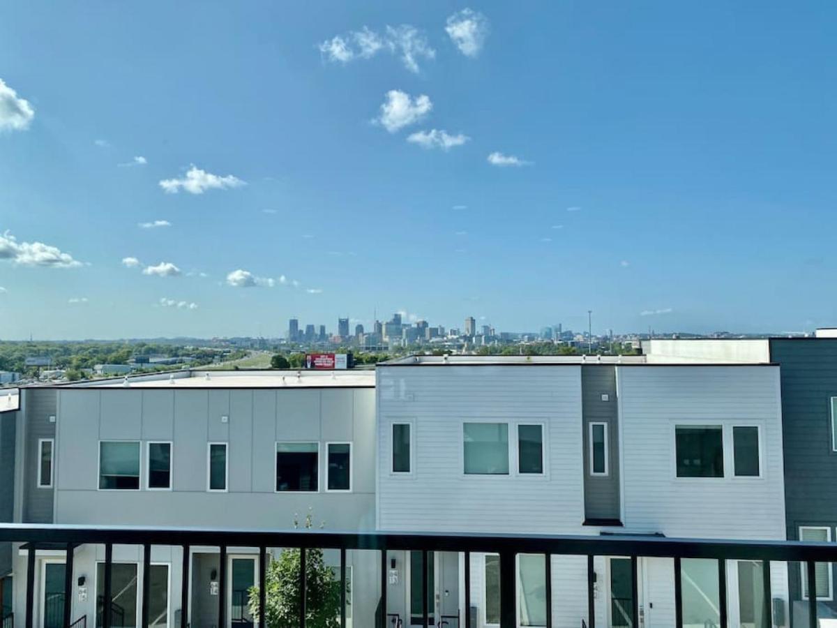 Holiday home Big New And Modern With Skyline View Mural And Ping Pong