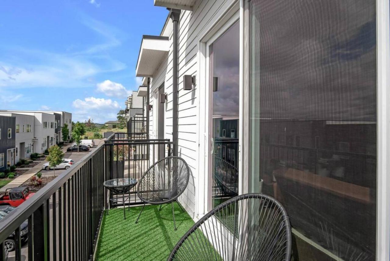 Big New And Modern With Skyline View Mural And Ping Pong Holiday home Nashville