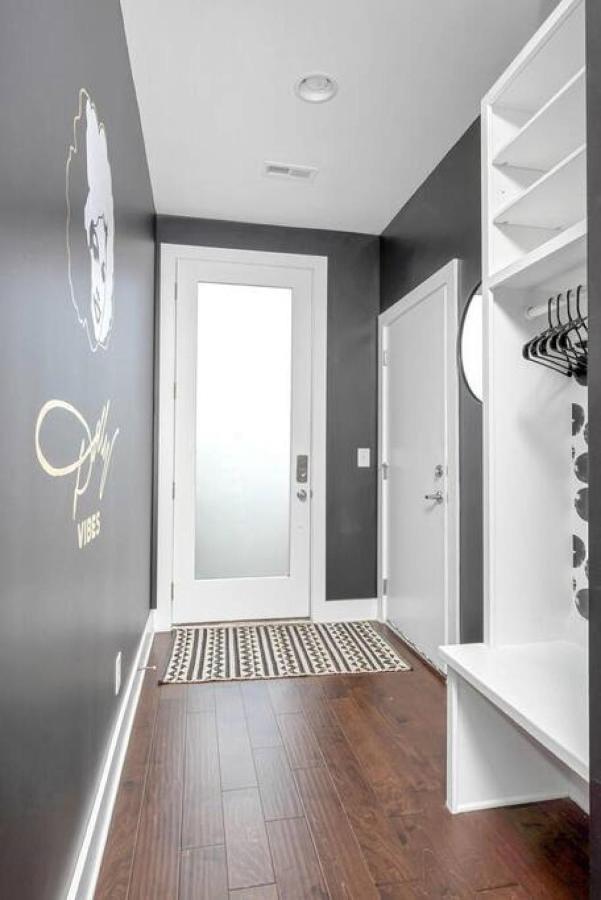 Holiday home Big New And Modern With Skyline View Mural And Ping Pong Nashville