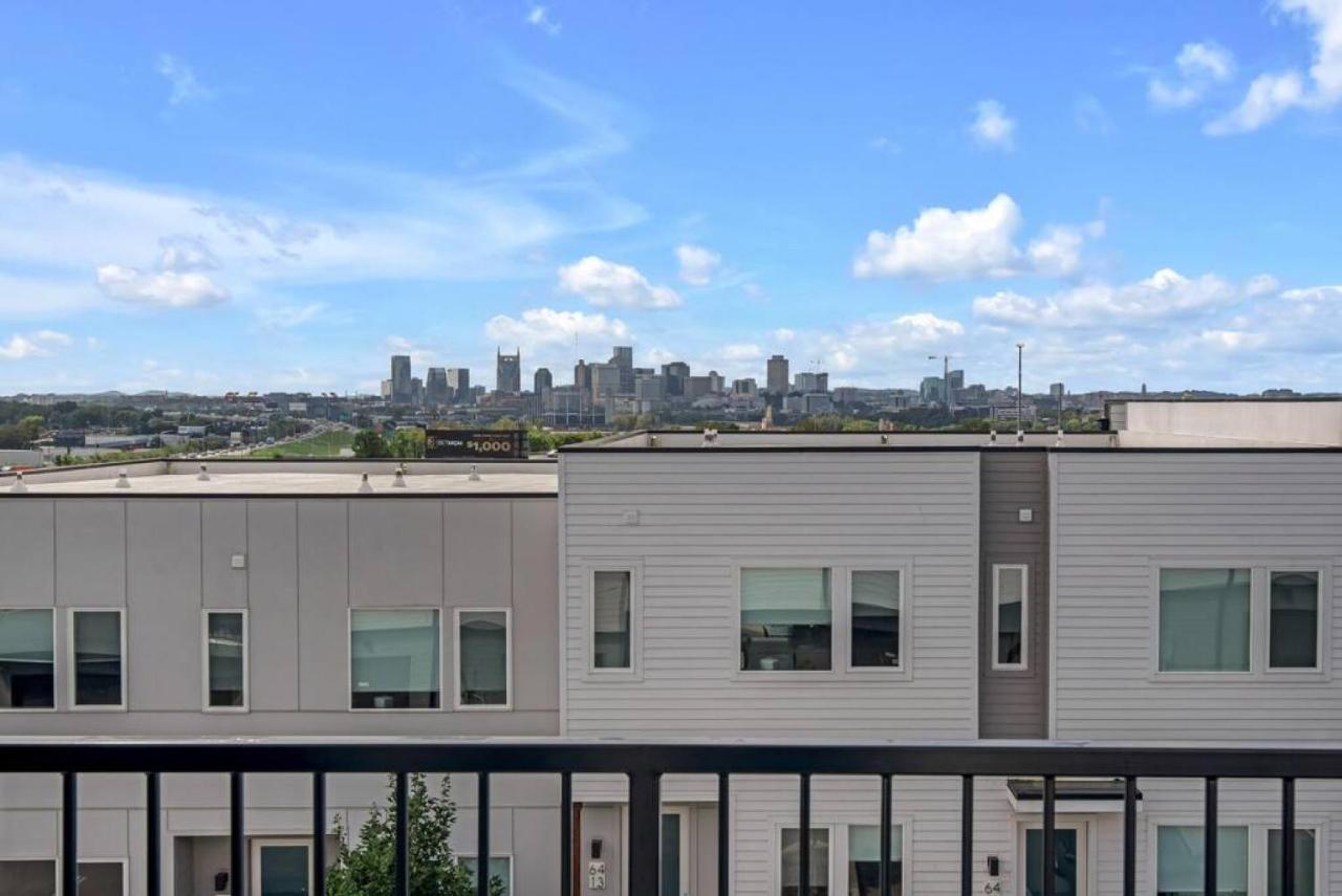 Holiday home Big New And Modern With Skyline View Mural And Ping Pong