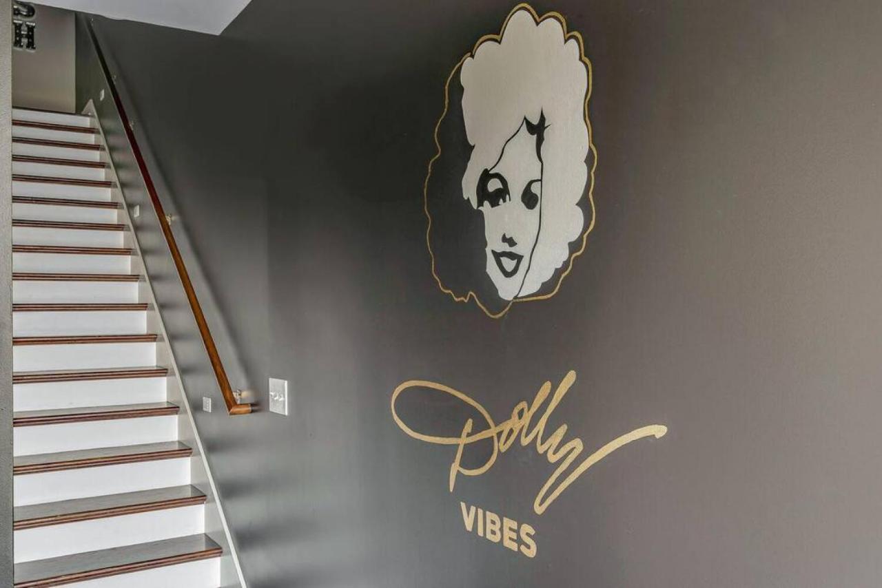 Big New And Modern With Skyline View Mural And Ping Pong Holiday home