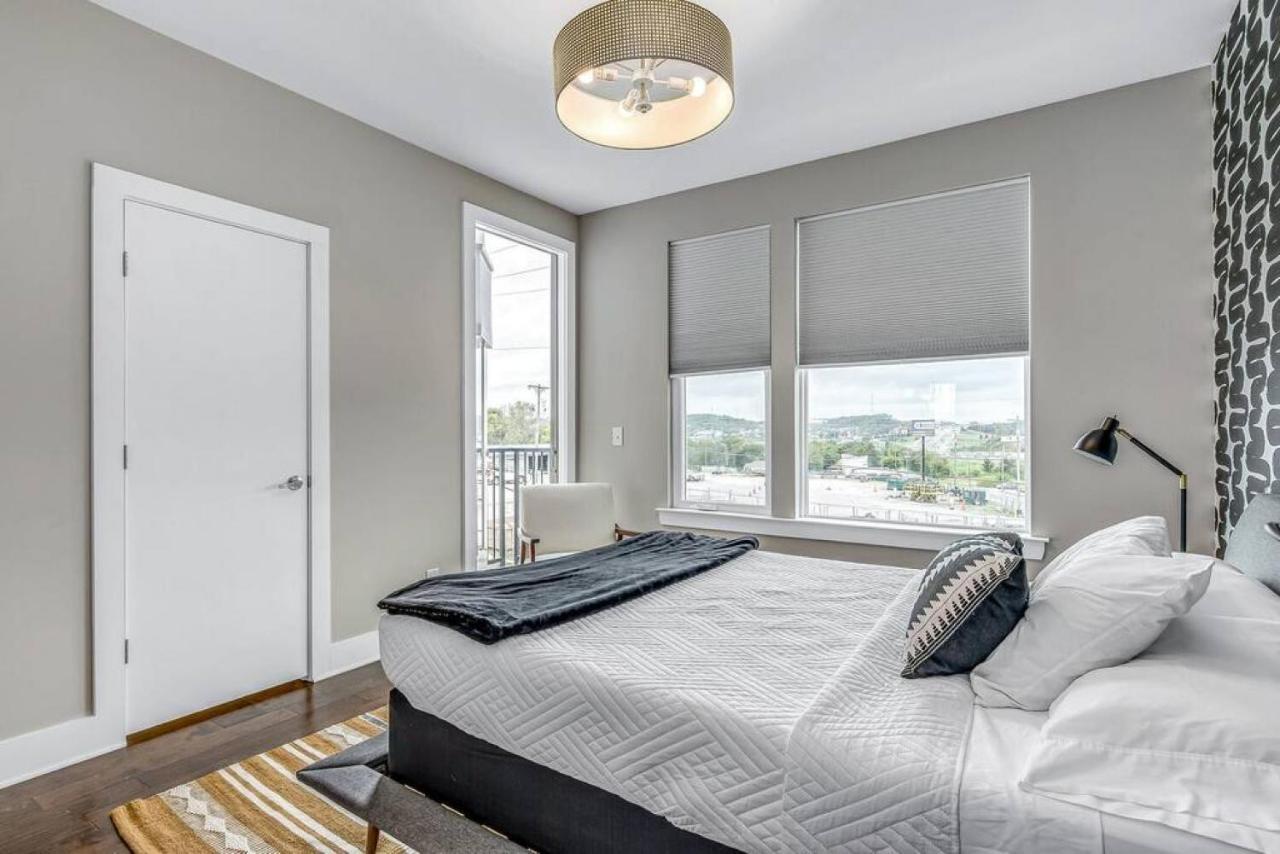 Holiday home Big New And Modern With Skyline View Mural And Ping Pong